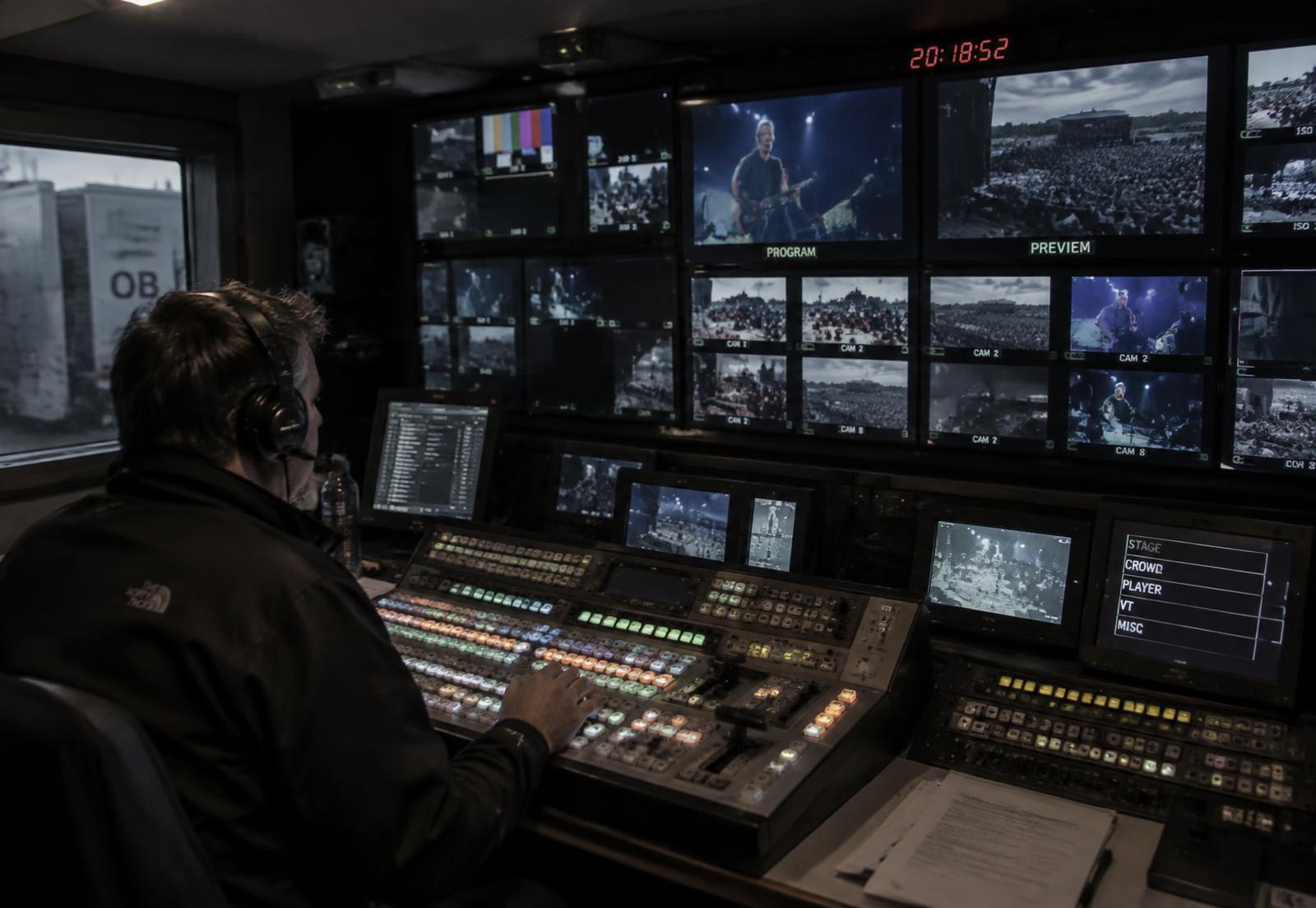 Reżyserka wozu transmisyjnego ze ścianą monitorów podglądowych