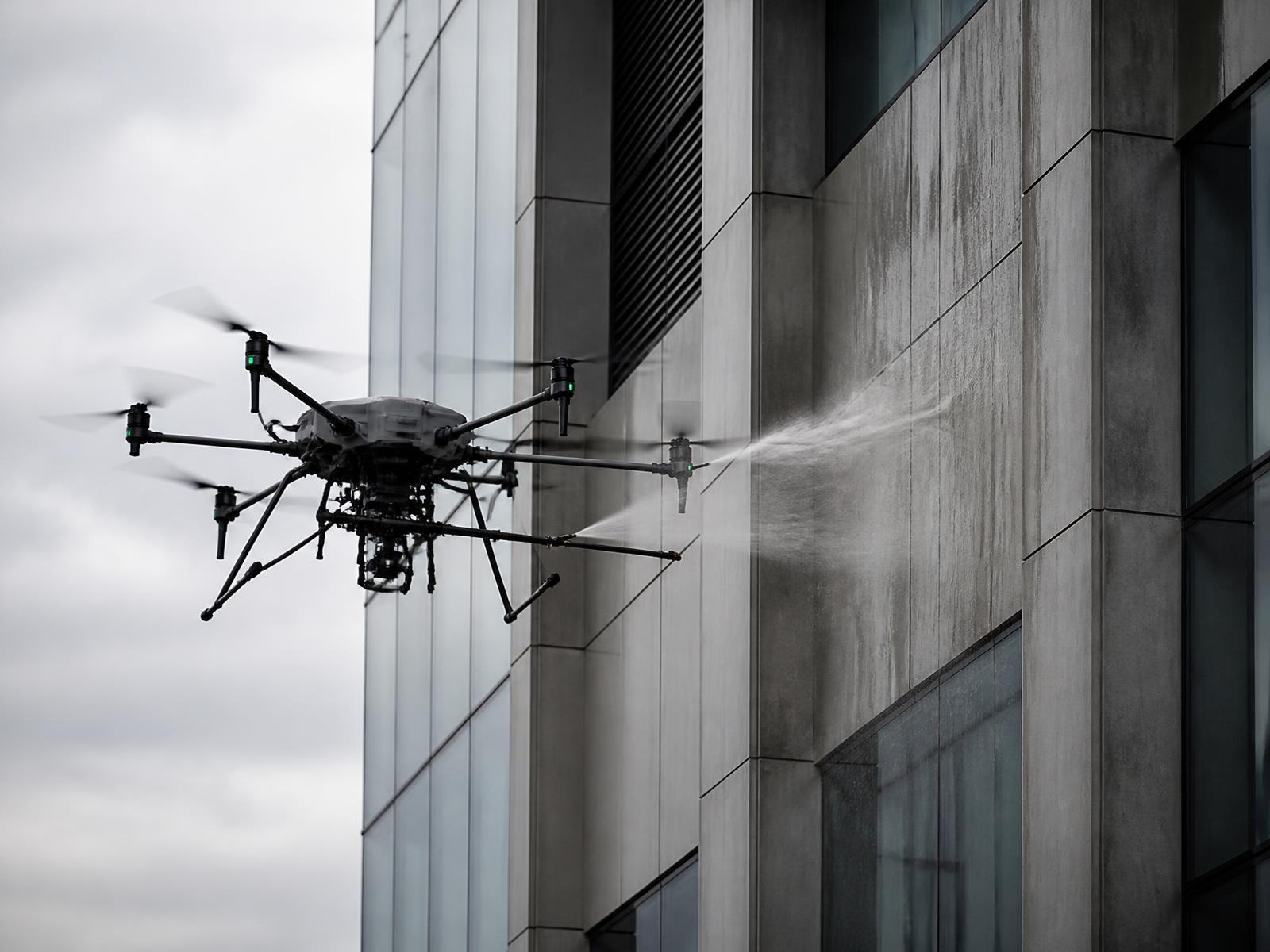 Dron pracujący nad dachem budynku