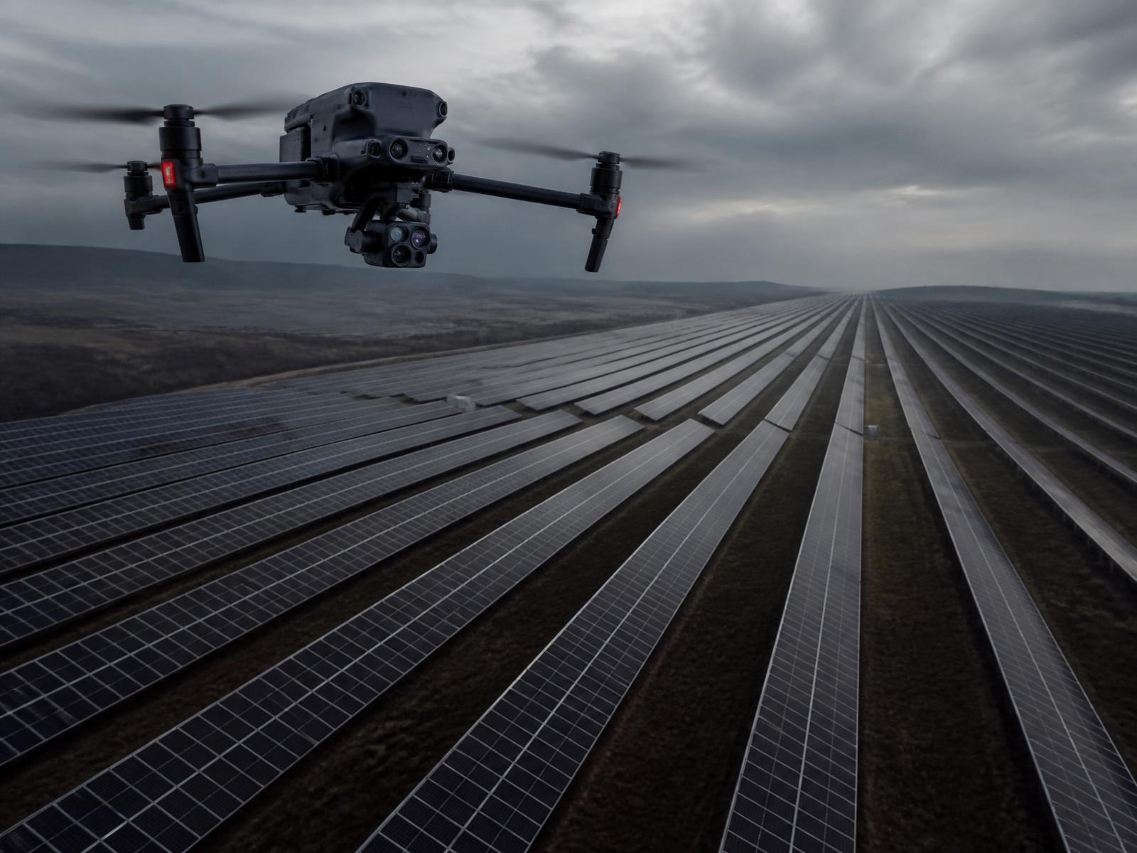 Dron z kamerą termowizyjną nad farmą fotowoltaiczną